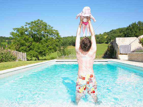 爸爸和宝宝在游泳池里图片