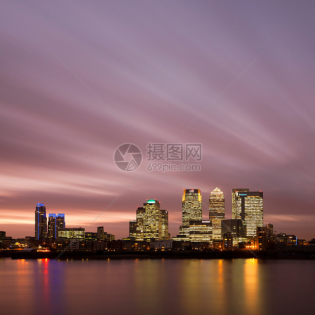 城市天际线在夜间亮起图片