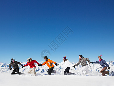 在雪中奔跑图片