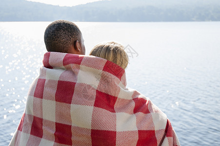 美国纽约哈德利湖边裹着毯子的年轻夫妇图片