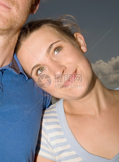 女人倚靠在男人肩膀上图片