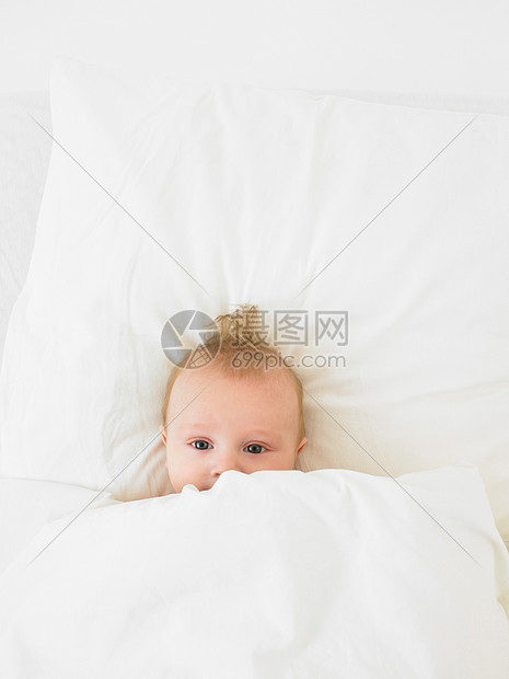 婴儿躺在床上图片
