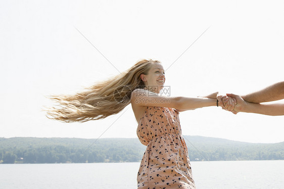 年轻夫妇手牵着手图片