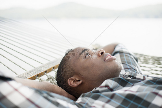 躺在吊床上的年轻人图片