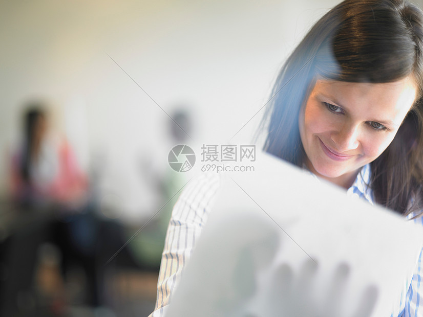 靠窗写字的女人图片