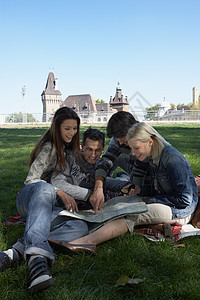 四个人在公园里看地图图片