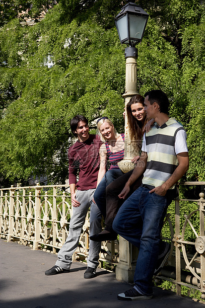四个朋友靠在桥栏杆上图片