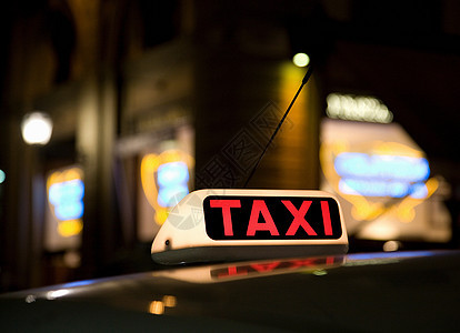 夜间亮起的出租车标志图片