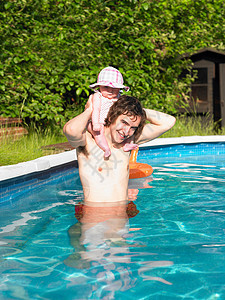 孩子和父亲在游泳池里图片