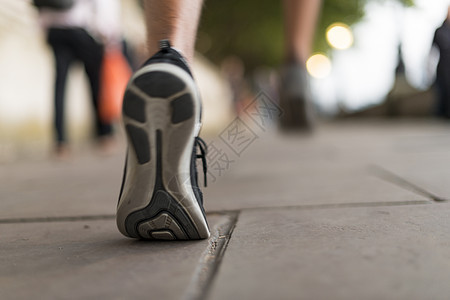 男子跑步运动员在人行道上跑步的特写镜头图片