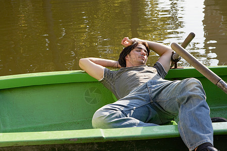 睡在划艇上的人图片