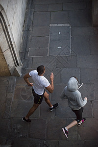 城市中男女跑步运动员的俯视图图片