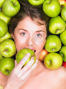咬苹果的女人图片