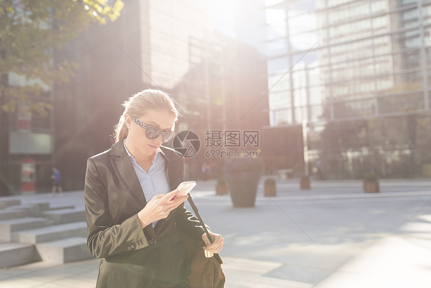 女性户外玩手机图片