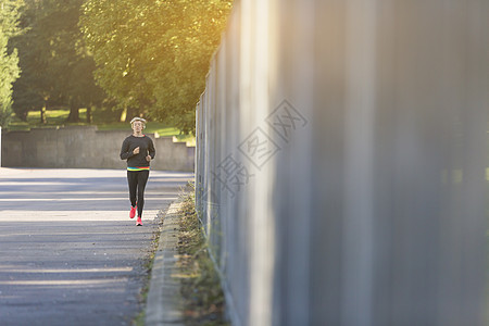 成熟女子跑步图片