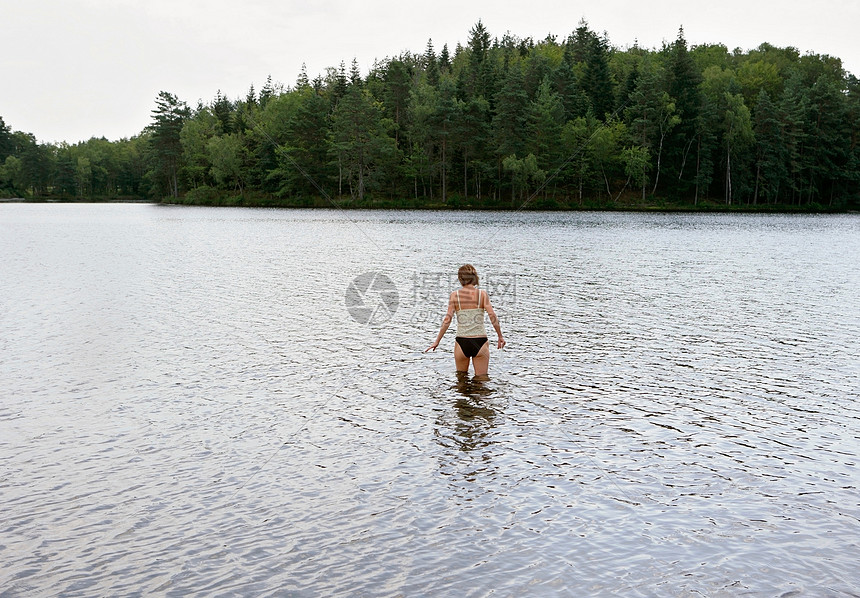 站在湖里的女人图片