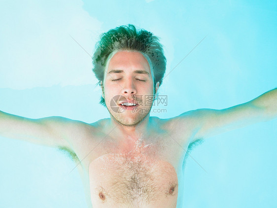 漂浮在水中的男士图片