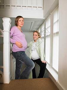 楼梯上的孕妇图片