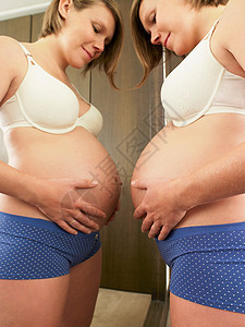 照镜子的孕妇图片