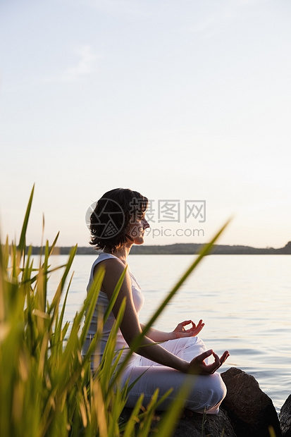 在湖边练瑜伽的女人图片