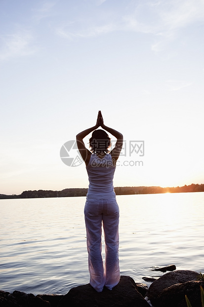 在湖边练瑜伽的女人图片