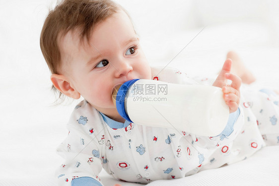 用奶瓶吃奶的婴儿图片