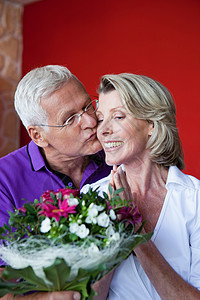 抱着花束的老年夫妇图片