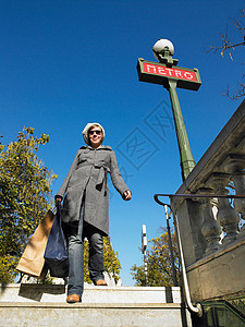 走进巴黎地铁的女人图片