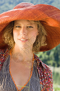 戴太阳帽的女人图片