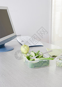 办公室桌子上的沙拉图片