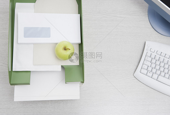 桌上的苹果托盘图片