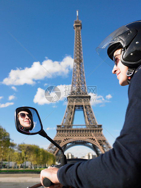 巴黎的一个骑摩托的人图片