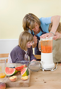 孩子和妈妈做水果冰沙图片
