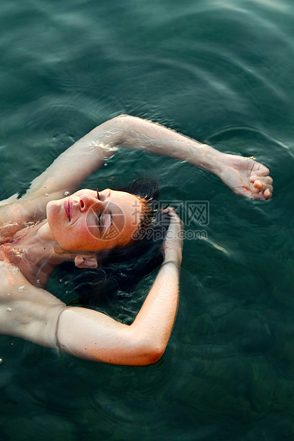 在海上放松的女人图片