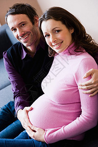 孕妇和男人坐在沙发上图片