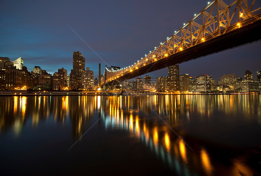 美国纽约市罗斯福岛黄昏时分的艾德·科赫皇后区大桥图片