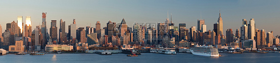 从新泽西州韦霍肯到美国纽约市曼哈顿的全景图片