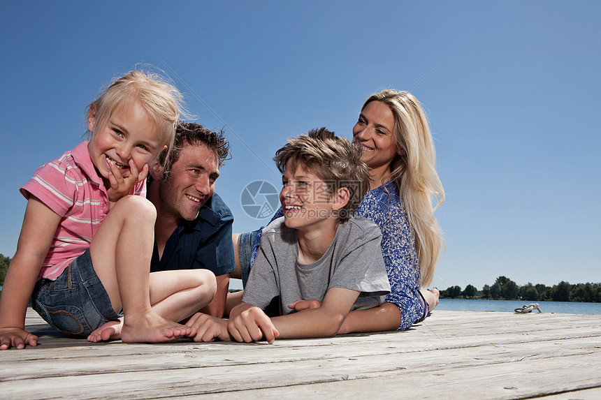 一起在码头上放松的家人图片