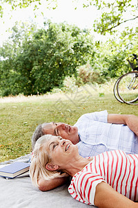抱在野餐毯上的成熟夫妇图片