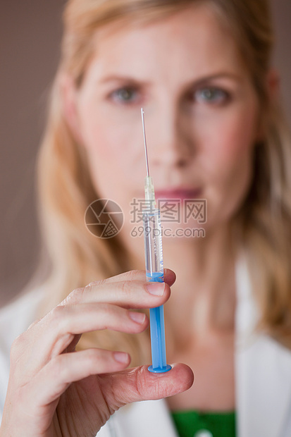 女医生看注射器图片