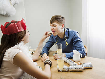 女人喂男人馅饼图片