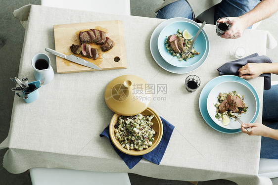 餐桌上的肉类和大米俯视图图片