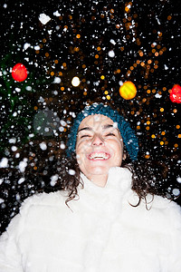 站在雪地里的女人背景图片