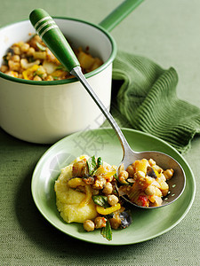一碗鹰嘴豆和蔬菜炖菜图片