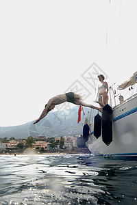 从帆船上跳入水中的人图片