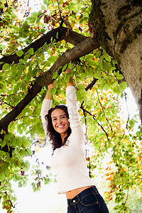 挂在树上的年轻女子图片