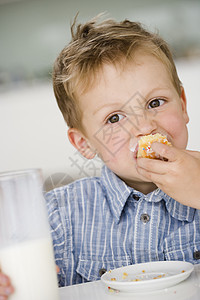 小男孩吃甜饺子图片