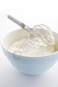 在一碗鲜奶油中搅拌图片