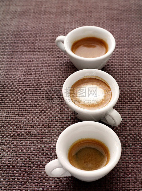 编织垫上的咖啡杯图片
