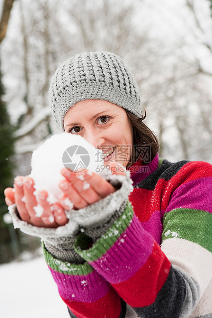 展示雪球的女人图片